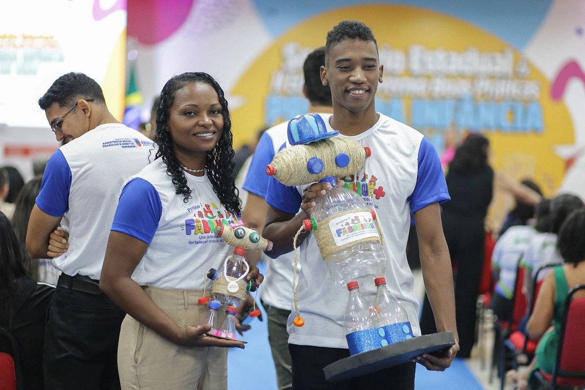 Colaboradores da Secretaria Municipal de Assistência Social de Regeneração, Juliete Sousa e Lanison Rodrigues.