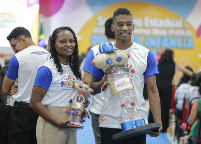 Colaboradores da Secretaria Municipal de Assistência Social de Regeneração, Juliete Sousa e Lanison Rodrigues.
