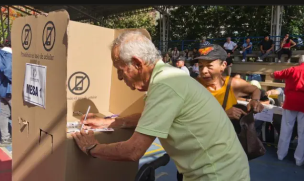 Colômbia vai às urnas para escolher próximo presidente