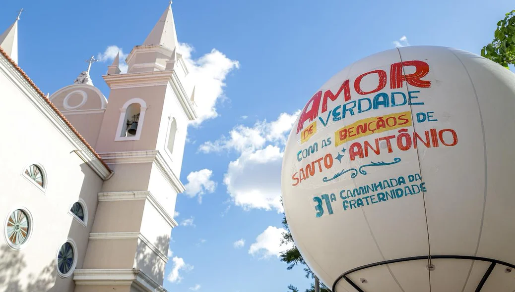 Com o tema "Amor de verdade, com as bênçãos de Santo Antônio", o evento percorreu as principais vias da capital.