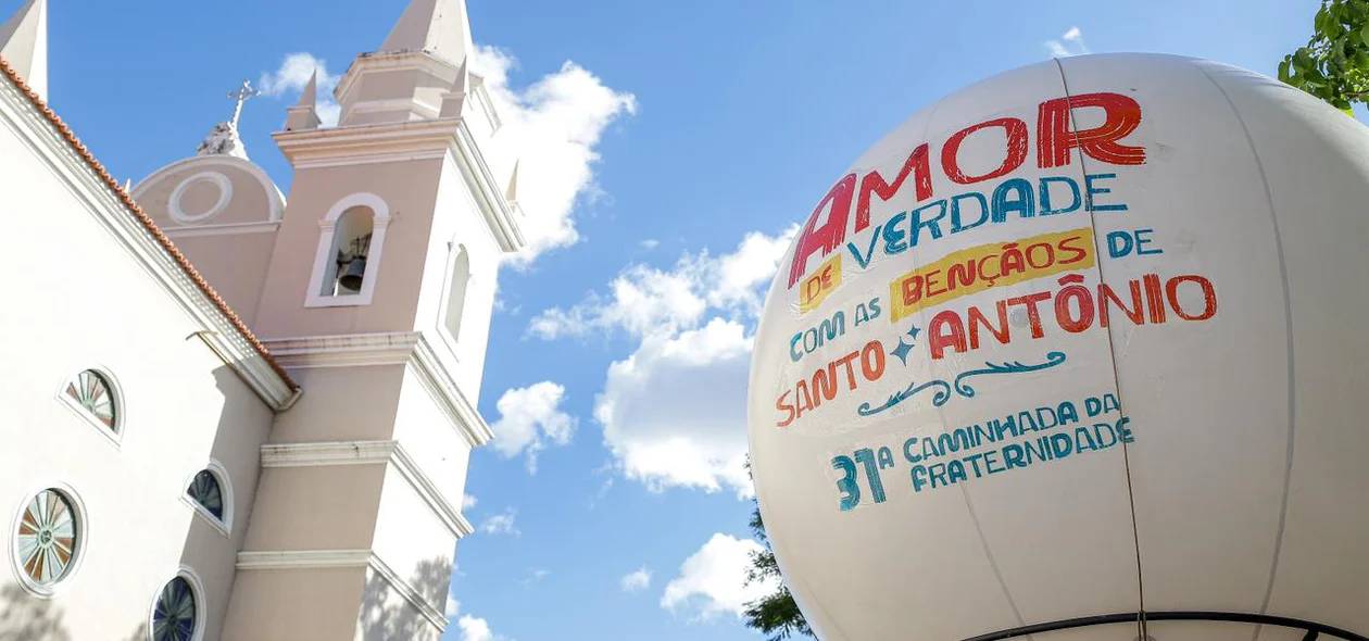 Com o tema "Amor de verdade, com as bênçãos de Santo Antônio", o evento percorreu as principais vias da capital.