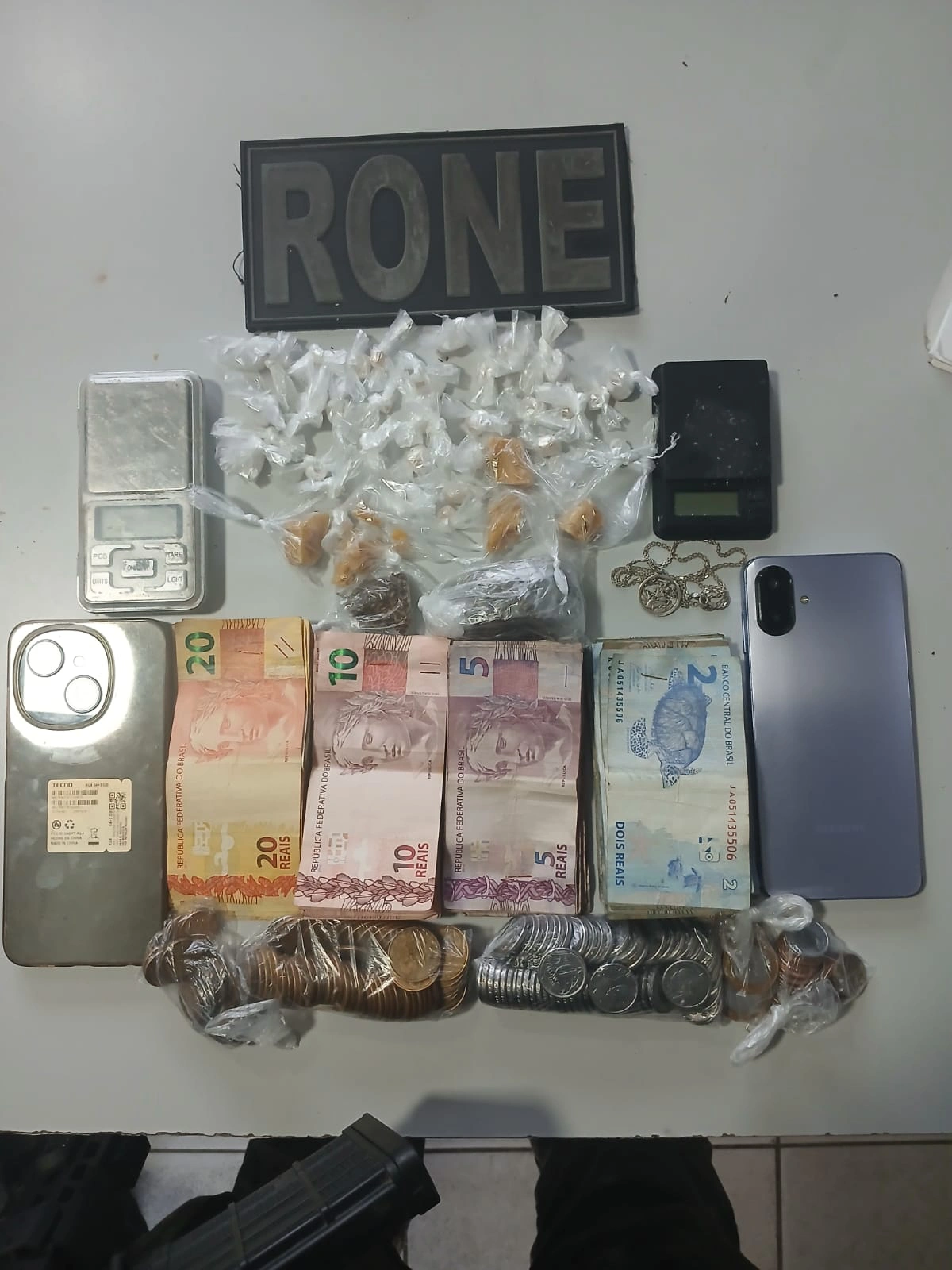 Crack, maconha e balanças de precisão foram apreendidos