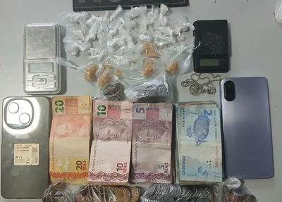Crack, maconha e balanças de precisão foram apreendidos