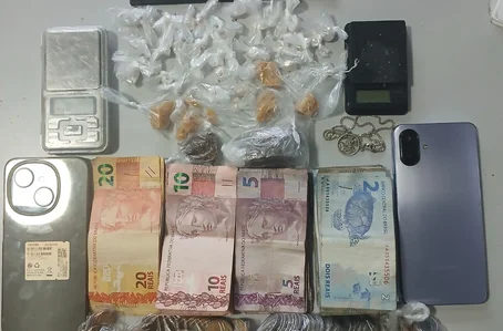 Crack, maconha e balanças de precisão foram apreendidos