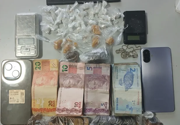Crack, maconha e balanças de precisão foram apreendidos