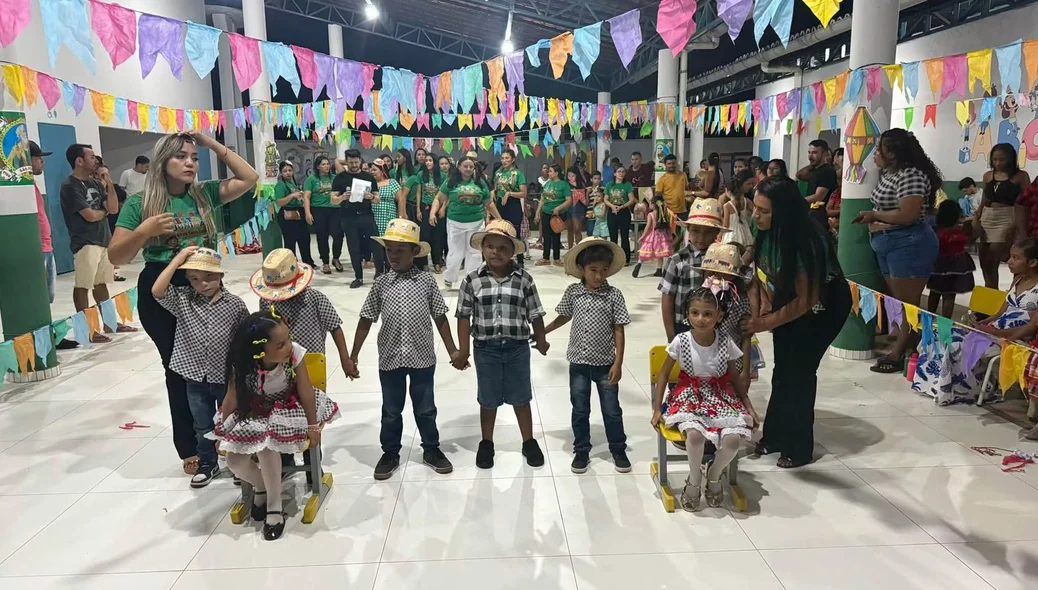 Crianças se apresentaram