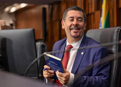 Deputado estadual Val Ceasa é alvo de operação por suspeita de ligação com facção criminosa.