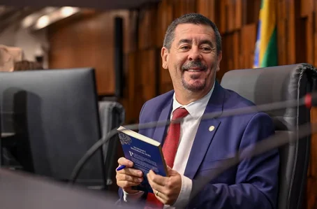 Deputado estadual Val Ceasa é alvo de operação por suspeita de ligação com facção criminosa.