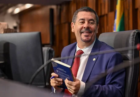 Deputado Val Ceasa é alvo de operação por suspeita de ligação com facção Terceiro Comando Puro
