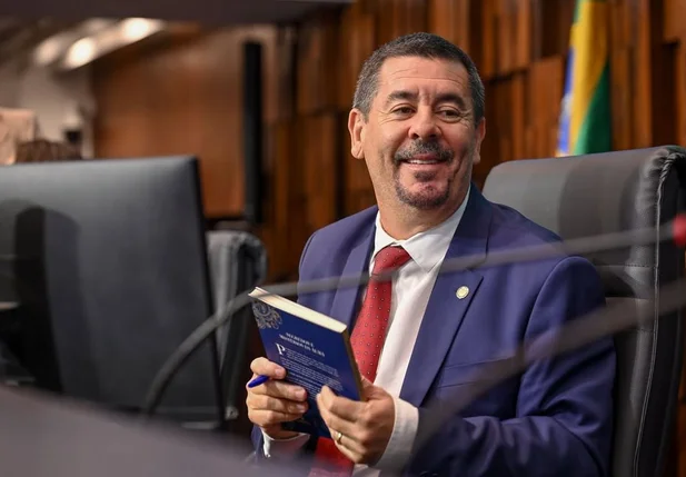 Deputado estadual Val Ceasa é alvo de operação por suspeita de ligação com facção criminosa.