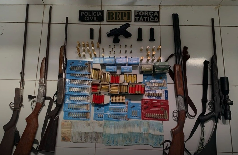Diversas armas e munições foram apreendidas durante a operação