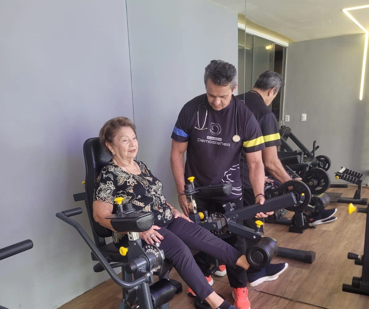 Dona Maria Reis ( 99 anos ) faz musculação terapêutica 3 vezes na semana