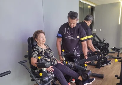 Dona Maria Reis ( 99 anos ) faz musculação terapêutica 3 vezes na semana