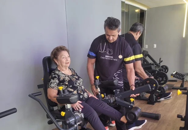 Dona Maria Reis ( 99 anos ) faz musculação terapêutica 3 vezes na semana