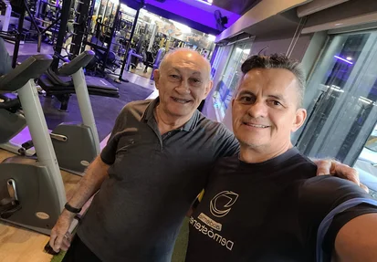 Dr. Elias Barbosa já entendeu: envelhecer bem exige força muscular