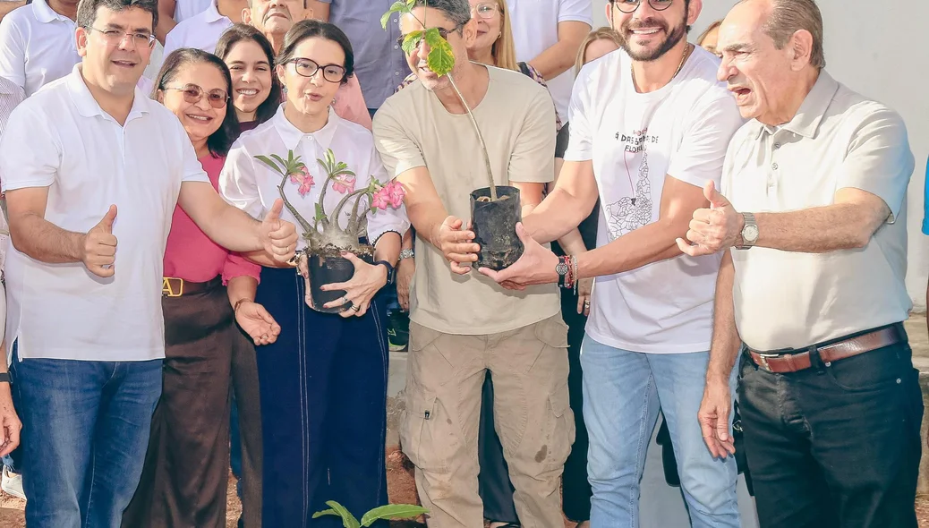 Dr. Marcus Kalume recebeu do professor Alisson uma muda de planta e participou do plantio