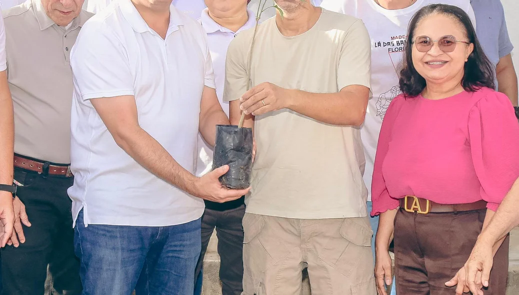 Dr. Marcus Kalume recebeu do professor Alisson uma muda de planta e participou do plantio