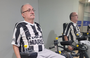 Dr. Sivonei (ortopedista) fortalecendo membros inferiores em equipamentos Biodelta
