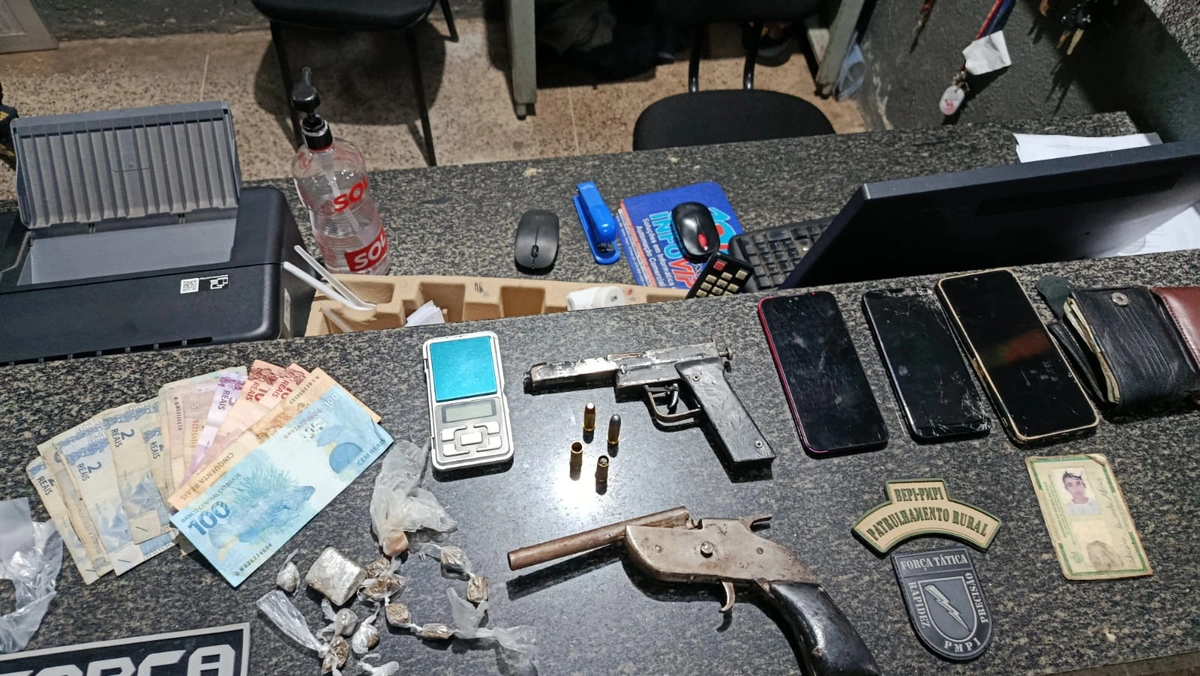 Drogas e armas apreendidas em oficina
