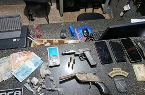 Drogas e armas apreendidas em oficina