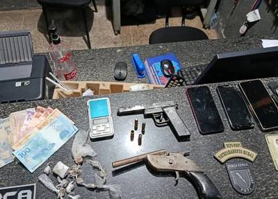 Drogas e armas apreendidas em oficina