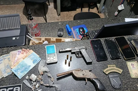 Drogas e armas apreendidas em oficina