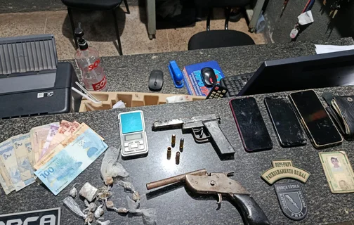 Drogas e armas apreendidas em oficina