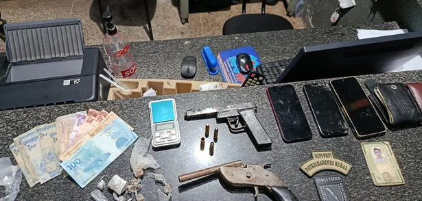 Drogas e armas apreendidas em oficina