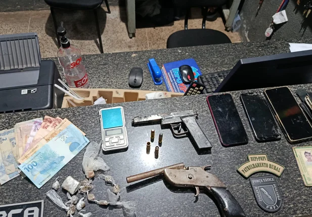 Drogas e armas apreendidas em oficina