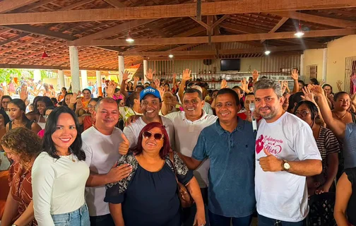 Enzo Samuel e Dr. Francisco acompanham entrega de poço tubular e trator agrícola em Lagoa Alegra