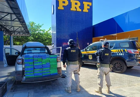PRF apreende 135 kg de cocaína em fundo falso de veículo na BR 402 no Litoral do Piauí