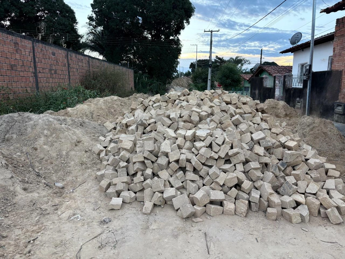 Esperantina avança com obras de calçamento no Bairro Mão Santa e Morro da Chapadinha