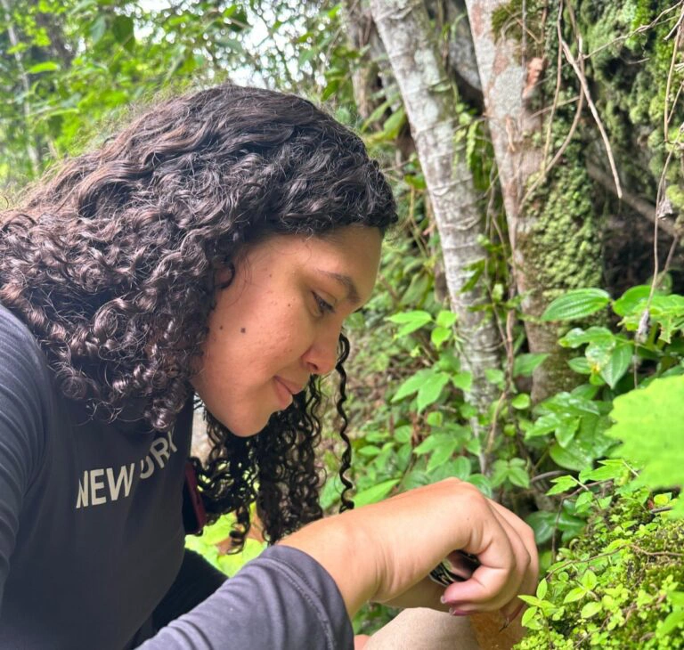 Estudante selecionada para estágio em instituições de referência nacional na área de biologia