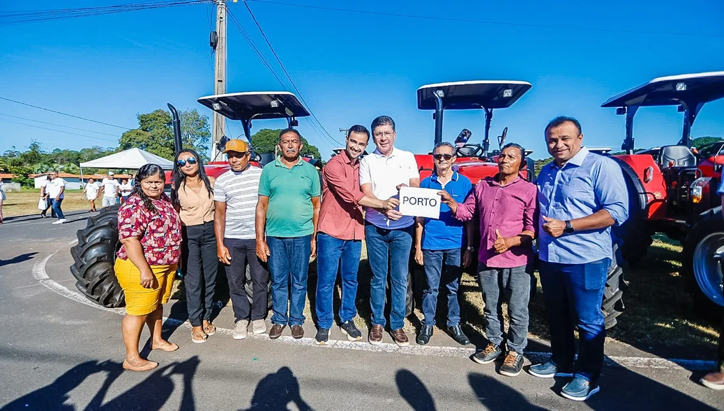 Fábio Abreu acompanha entrega de tratores e implementos agrícolas em Teresina