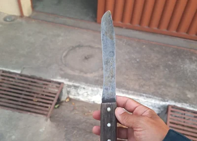 Faca apreendida com o suspeito