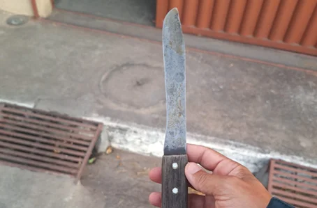 Faca apreendida com o suspeito