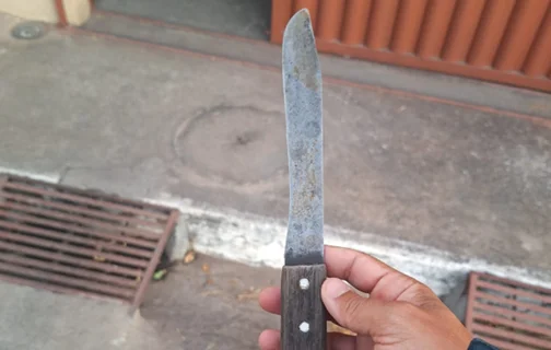 Faca apreendida com o suspeito