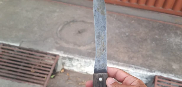 Faca apreendida com o suspeito