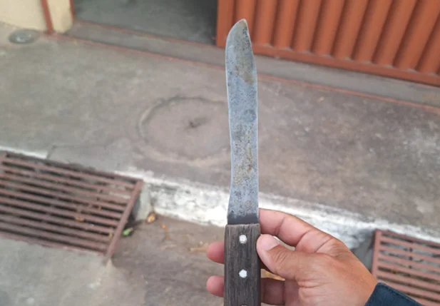 Faca apreendida com o suspeito