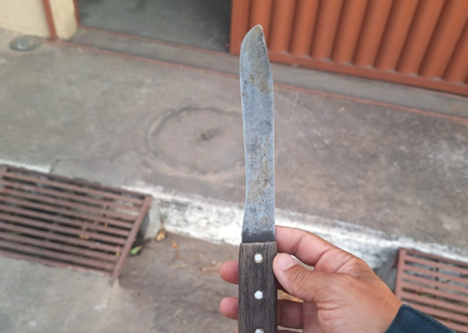 Faca apreendida com o suspeito