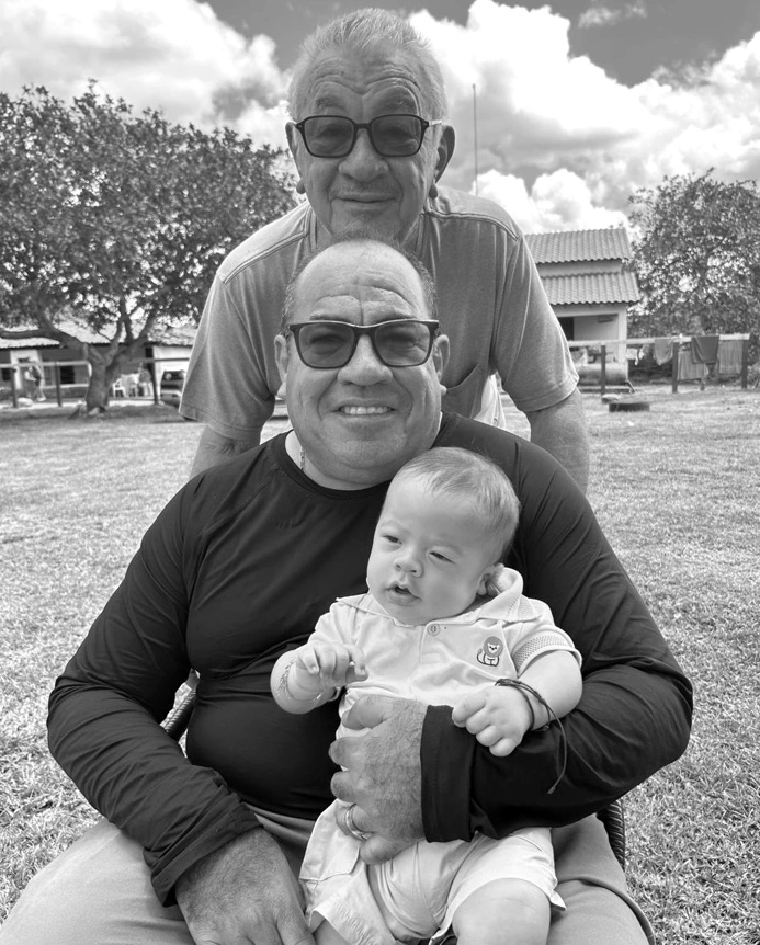 Filho do prefeito de Gilbués morre aos cinco meses (Na foto com o pai e o avô)
