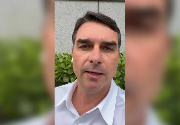 Flávio Bolsonaro faz aceno a Michelle e diz: "Preciso de todo mundo junto"