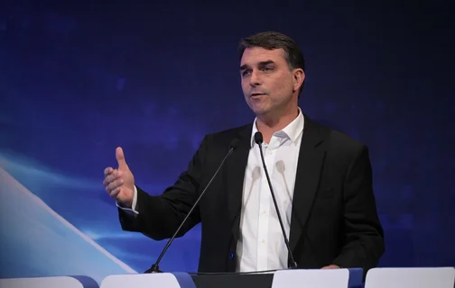 Flávio Bolsonaro participa do evento A Indústria na Agenda dos Presidenciáveis