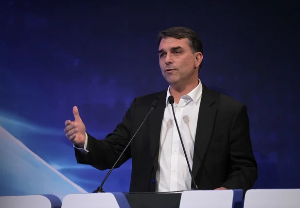 Flávio Bolsonaro participa do evento A Indústria na Agenda dos Presidenciáveis