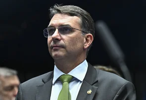 Flávio Bolsonaro apresenta proposta de celular e internet de graça para mulheres de baixa renda
