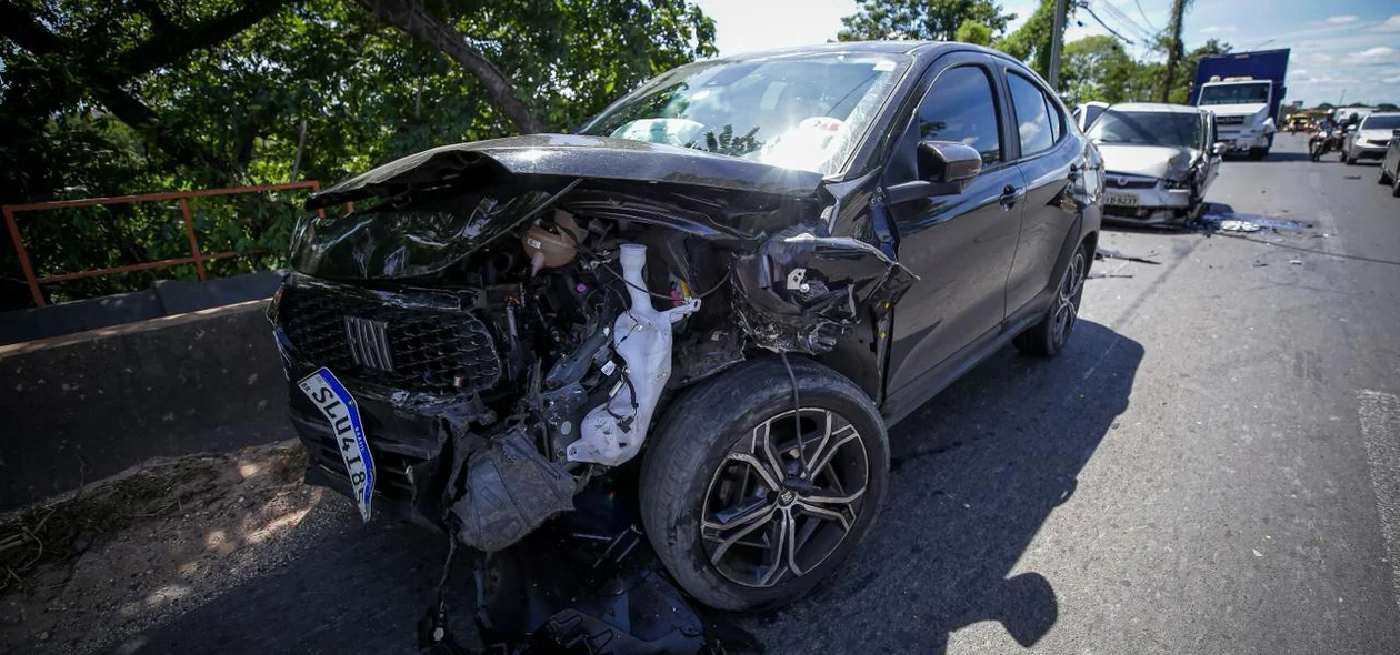 Frente do carro ficou destruída