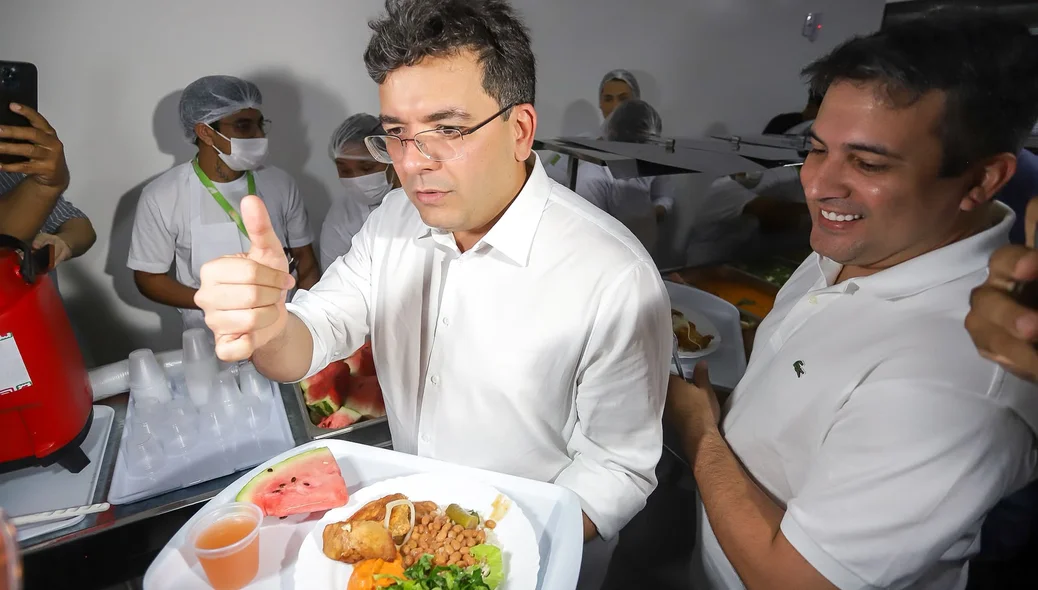 Governador provando refeição