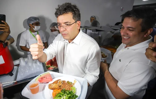 Governador provando refeição