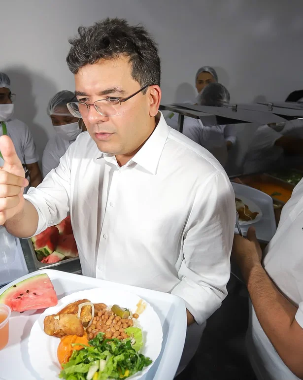 Governador provando refeição