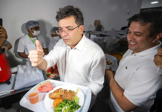 Governador provando refeição